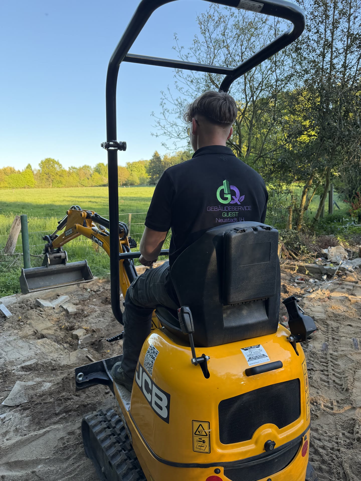 Erdarbeiten mit JCB Bagger