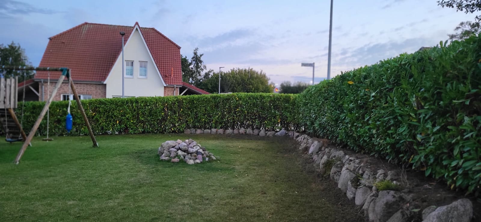 Gepflegter Garten mit Heckenschnitt und Rasenpflege